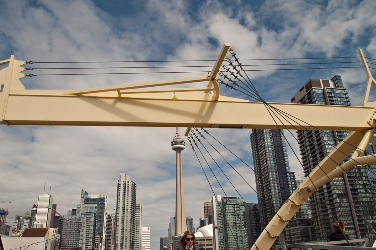 Puente de Luz cables.