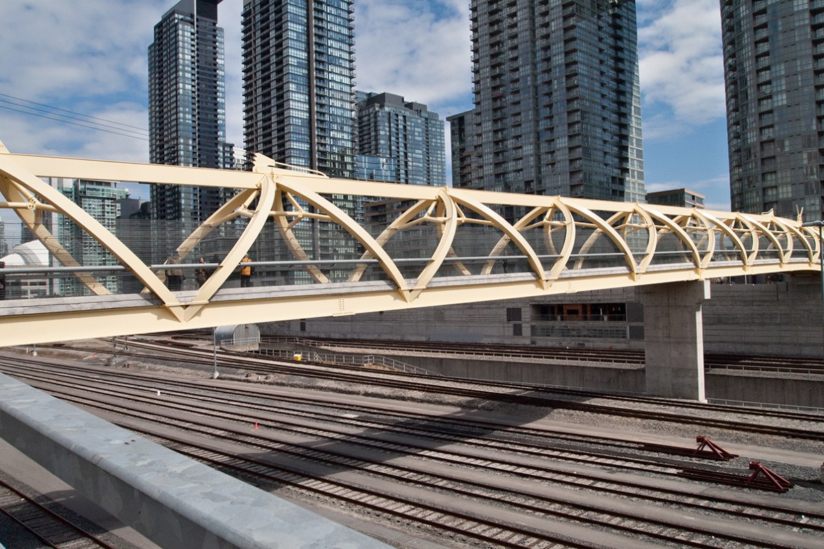 Puente de Luz crossing the tracks.