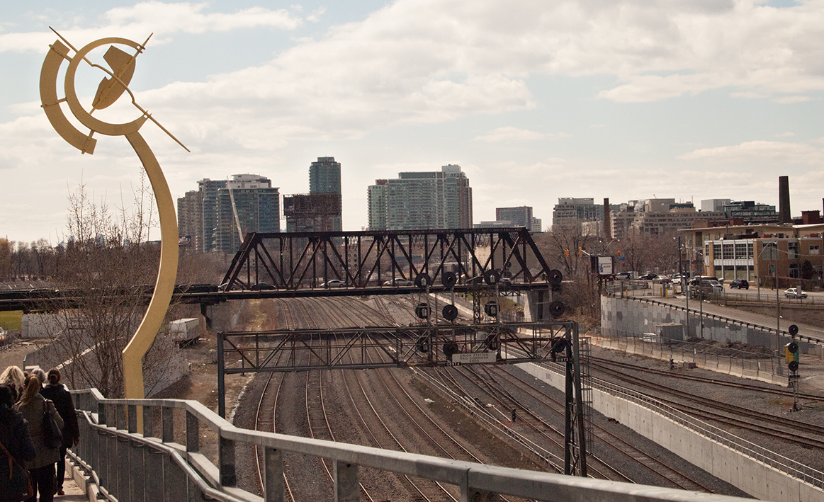 Puente de Luz pointing to the Bathurst Bridge.