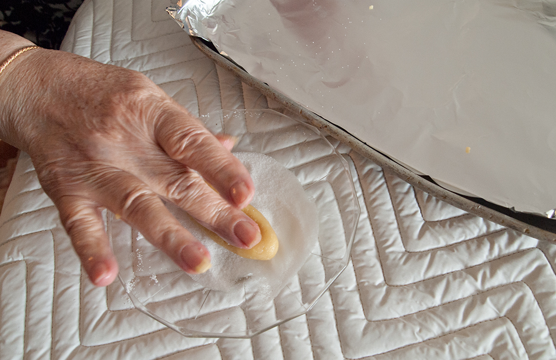Pressing cookie in sugar.