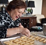 Maman baking cookies.