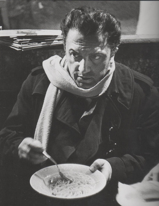 Fellini eats spaghetti.